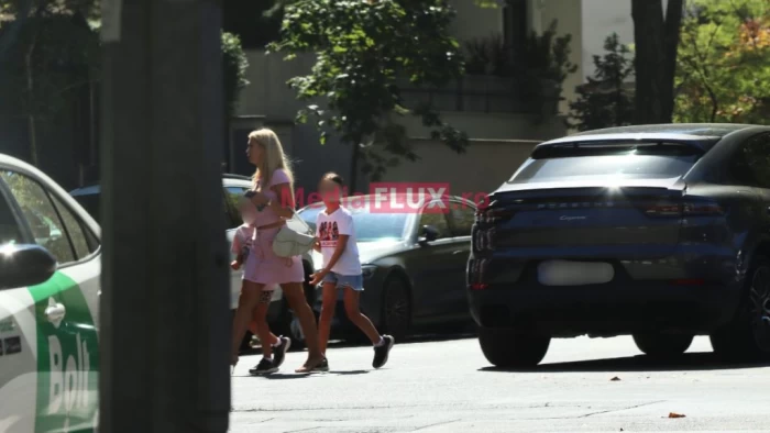 Andreea Bălan încalcă iar legea, cu copiii de mână! Parchează pe contrasens și traversează printr-o loc nepermis