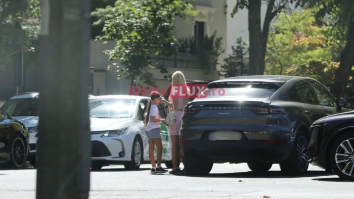 Andreea Bălan încalcă iar legea, cu copiii de mână! Parchează pe contrasens și traversează printr-o loc nepermis