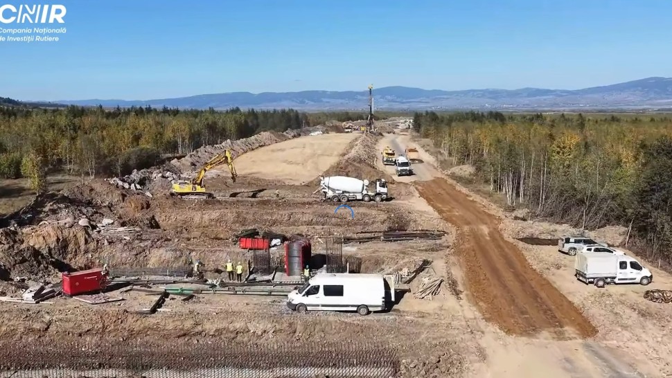 Pași rapizi pe Autostrada Târgu Mureş  Târgu Neamţ. Peste 320 de persoane şi 245 de utilaje sunt mobilizate Video