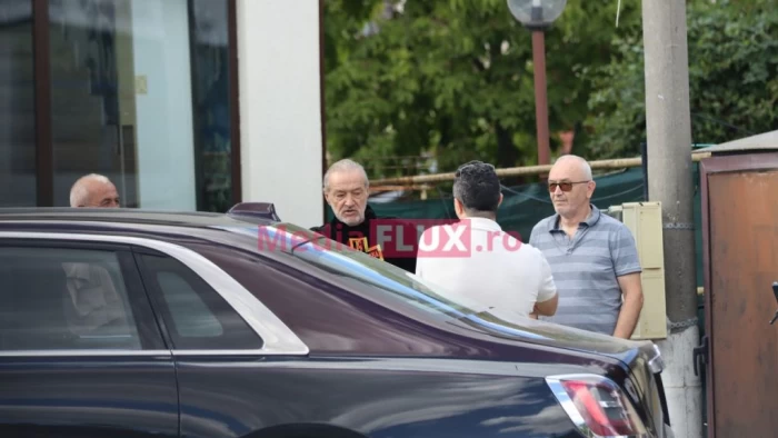 Moment din viața lui Gigi Becali, filmat de paparazzi! Latifundiarul, discuții cu nepotul său preferat, Lucian Becali, la colț de stradă