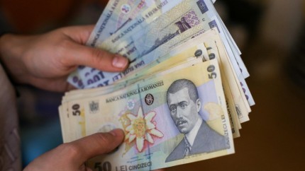 Salariul net a scăzut în august față de iulie 2026 dar a crescut față de 2025. Domeniile cu cele mai mari lefuri din România