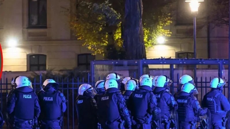 Criză politică majoră în Polonia după demiterea șefului Curții Constituționale. Președintele Nawrocki s-a deplasat la sediul Tribunalului Constituțional blocat de poliție