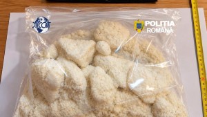 Un nou drog periculos în România. Polițiștii au destructurat două mari grupări care fabricau NEP