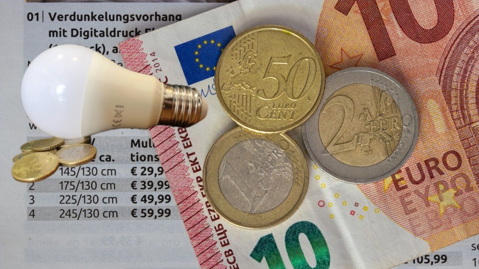 Românii vor plăti facturi uriașe la energie electrică. Avertisment privind iarna și primăvara 2027