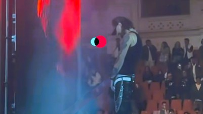 Trapperul Ian cercetat după ce a urinat pe scenă în timpul unui concert la Bucureşti plasat sub control judiciar. A stat 24 de ore în arest
