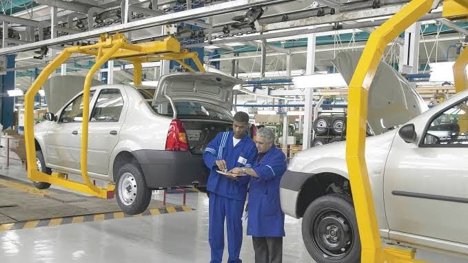 Dacia îşi întrerupe producţia la Mioveni. Scădere importantă a vânzărilor