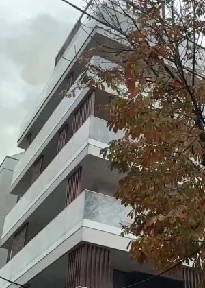 Update Două victime asistate medical. Incendiu la o mansardă a unui bloc din Sectorul 1. Pompierii intervin de urgență Video