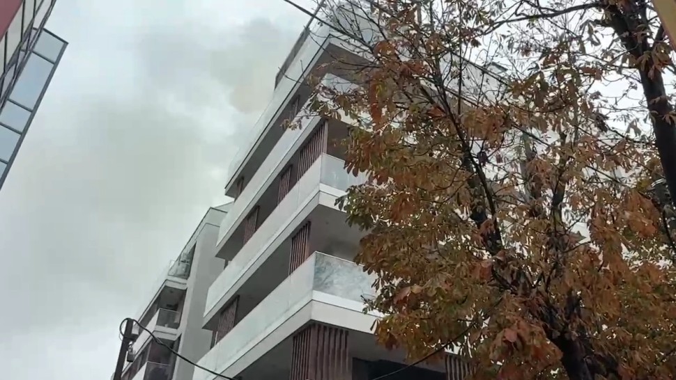 Update Două victime asistate medical. Incendiu la o mansardă a unui bloc din Sectorul 1. Pompierii intervin de urgență Video