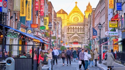 Irlanda a expulzat 24 de români condamnați pentru infracțiuni grave. Un zbor special i-a adus la București