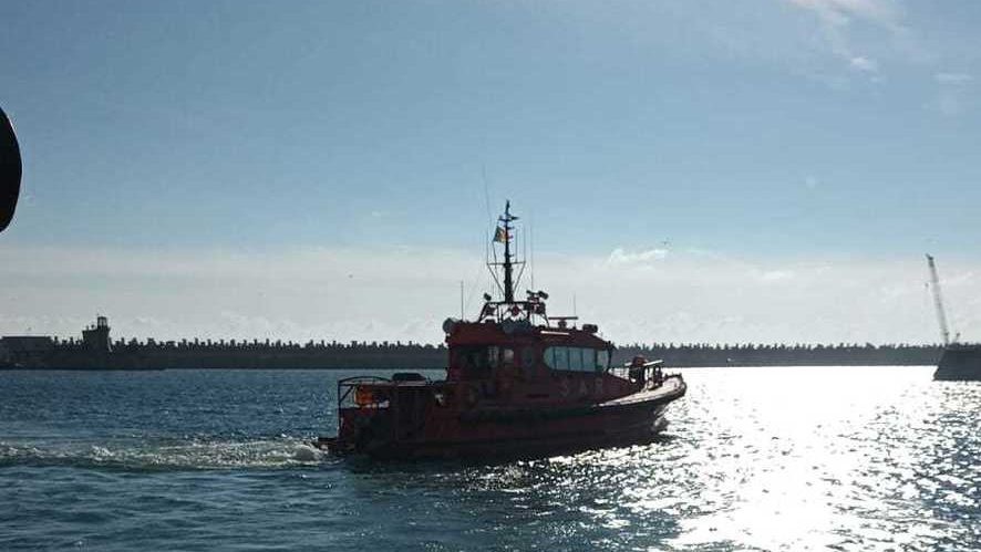 Update Alertă la Marea Neagră Amplă operaţiune de salvare navă vizată de un atac cu drone. 9 marinari salvați trei dispăruți unul decedat. Garda de Coastă Nava comercială a suferit avarii majore și s-a răsturnat