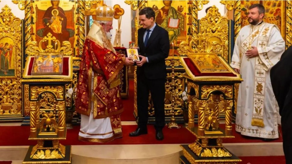 Nicușor Dan la slujba din biserica Mănăstirii Cotroceni Într-o societate în care vedem că ura vrajba e tot mai mare noi înșine trebuie să dăm exemplu de moderație și înțelegere