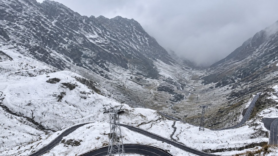 Ninsoare abundentă pe Transfăgărăşan. Angajaţii DRDP Braşov intervin cu utilajele. Șoferii sunt sfătuiți să nu circule fără cauciucuri de iarnă