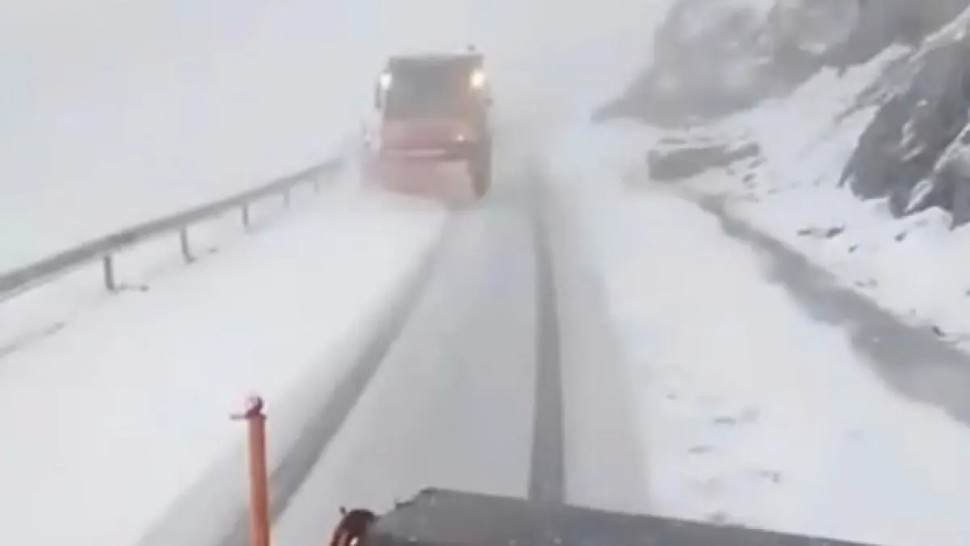 Ninsori abundente pe Transfăgărășan. Avertisment pentru șoferi Nu circulați în zona alpină dacă nu aveți mașina pregătită pentru iarnă