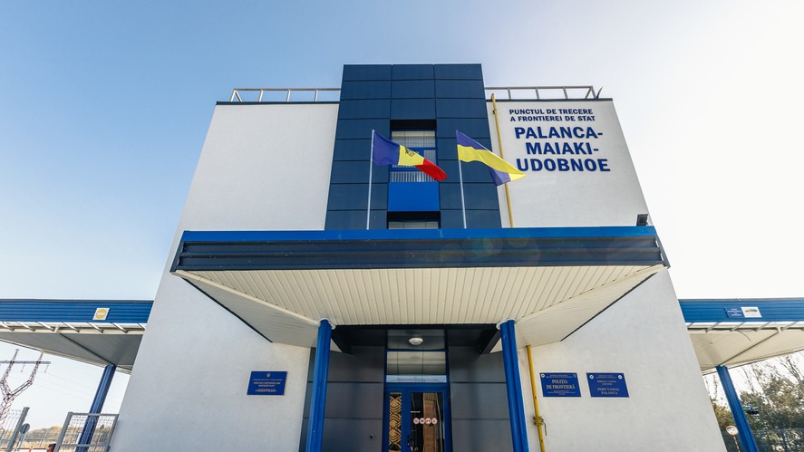 Alertă în Republica Moldova. Un proiectil a lovit un autobuz la Vama Palanca. Un poliţist de frontieră a fost rănit punctul de trecere a fost închis