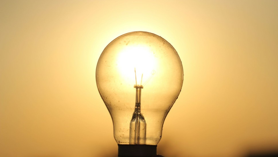 Capcana din contractele la energie electrică. Furnizorii pot modifica prețul fix