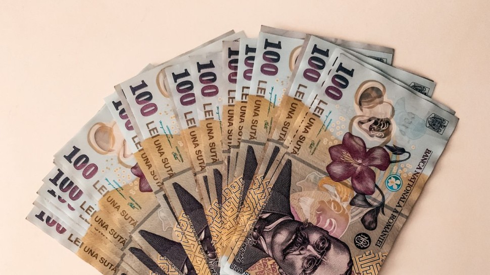 Câți bani ar trebui să ai în casă cash indiferent de salariu. Este suma care te-ar putea salva într-o situație de urgență