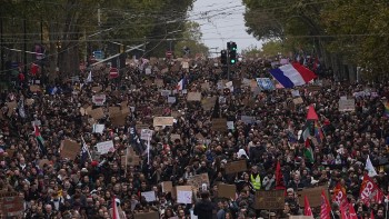 Violenţe în Paris pe timpul nopţii după o serie de proteste relativ paşnice care au avut loc în toată Franţa. Ciocniri între forţele de ordine şi protestatari